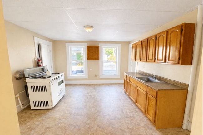 242 E High St in Manchester, NH - Building Photo - Building Photo