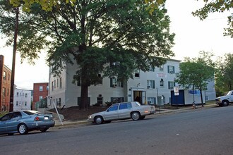 Community Lodgings in Alexandria, VA - Foto de edificio - Building Photo