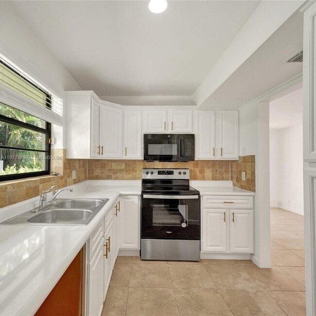 9120 Taft St in Pembroke Pines, FL - Building Photo - Building Photo