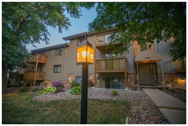 9517 University Ave in Clive, IA - Building Photo - Building Photo