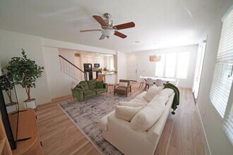 28635 N Pietro Dr in Santa Clarita, CA - Building Photo - Building Photo
