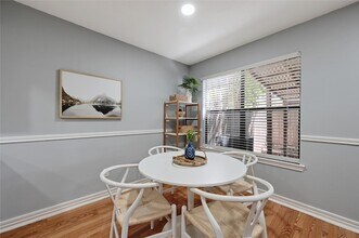 512 Eberhart Ln, Unit 303 in Austin, TX - Building Photo - Building Photo