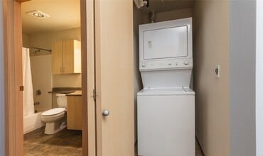 812 5th Ave N, Unit 209 in Seattle, WA - Building Photo - Building Photo