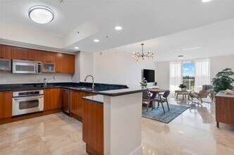 14951 Royal Oaks Ln in North Miami, FL - Building Photo - Building Photo