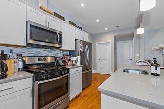 195 E Cottage St, Unit 2 in Boston, MA - Building Photo - Building Photo