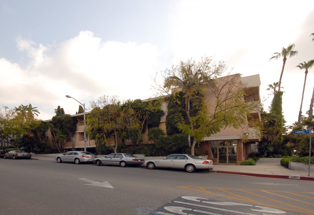 1200 N Laurel Ave in West Hollywood, CA - Building Photo