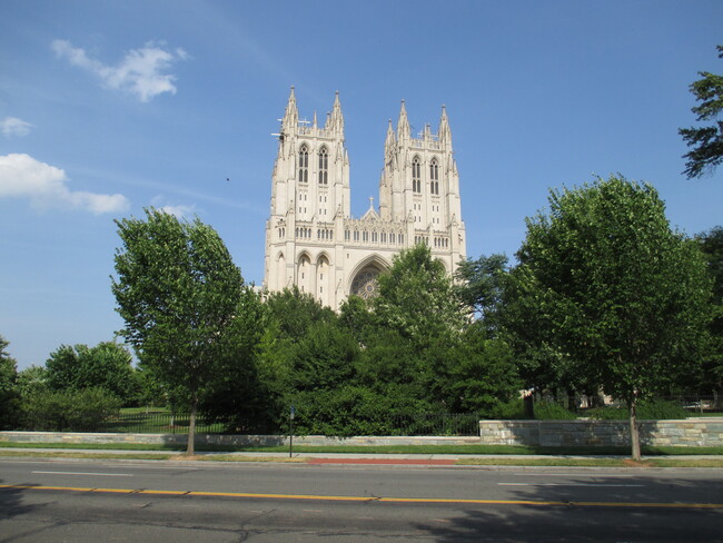 3010 Wisconsin Ave, NW in Washington, DC - Foto de edificio - Building Photo