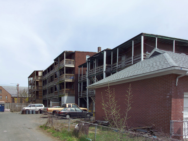 828 Chicopee St in Chicopee, MA - Foto de edificio - Building Photo