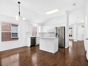 1817 Newton Dr in Flower Mound, TX - Foto de edificio - Building Photo