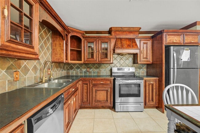 8565 Ridgepoint Dr in Houston, TX - Building Photo - Building Photo