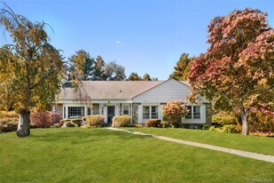 14 Earlwood Dr in Poughkeepsie, NY - Building Photo