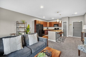 8350 Cascade Ave in West Des Moines, IA - Building Photo - Building Photo