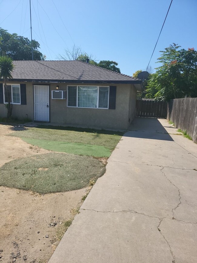 401-431 Birdwell St in Oakdale, CA - Building Photo - Building Photo