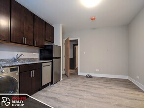 415 W Belden Ave, Unit 2 in Chicago, IL - Building Photo - Building Photo