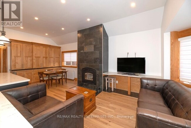 837 Kingston Rd in Toronto, ON - Building Photo - Building Photo