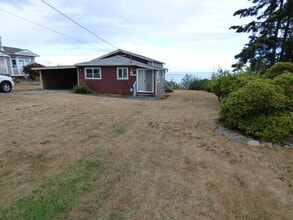 830 W 4th St in Port Angeles, WA - Foto de edificio - Building Photo
