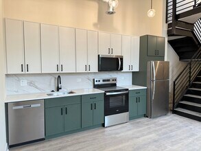 1453 Maple Ave, Unit 211 in Evanston, IL - Building Photo - Building Photo