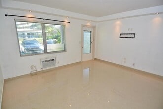 2000 NE 51st Ct, Unit 103 in Fort Lauderdale, FL - Foto de edificio - Building Photo