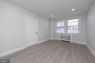 4247 Locust St, Unit 0B-307 in Philadelphia, PA - Foto de edificio - Building Photo