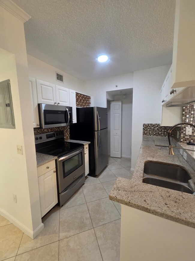 17100 N Bay Rd, Unit 1311 in Sunny Isles Beach, FL - Foto de edificio - Building Photo