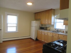 68 Valley St, Unit #3 in Wakefield, MA - Foto de edificio - Building Photo