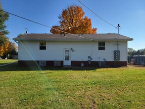 N8281 965th St-Unit -Apt #2 in River Falls, WI - Foto de edificio - Building Photo