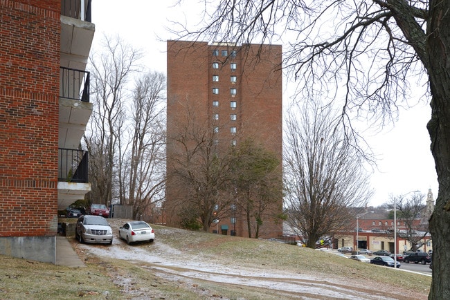 Towers East in Pawtucket, RI - Building Photo - Building Photo