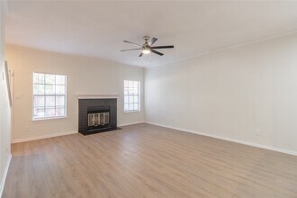 9850 Pagewood Ln in Houston, TX - Building Photo - Building Photo