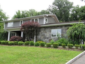10 Foxwood Ln in Thornwood, NY - Foto de edificio - Building Photo