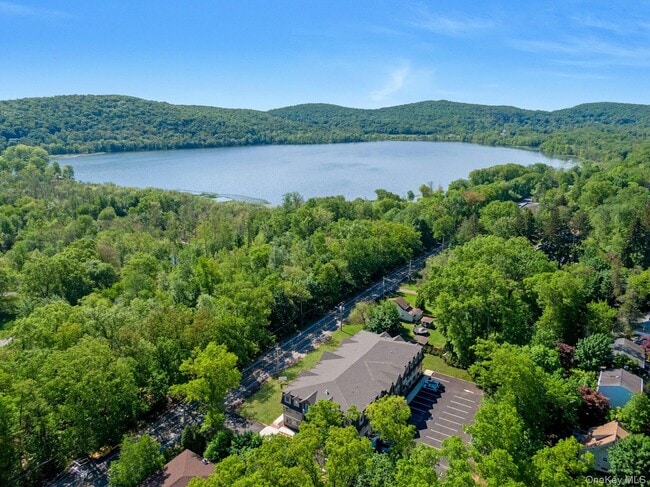 property at 962 US-9W