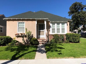 1439 Barrington Way in Glendale, CA - Building Photo - Building Photo