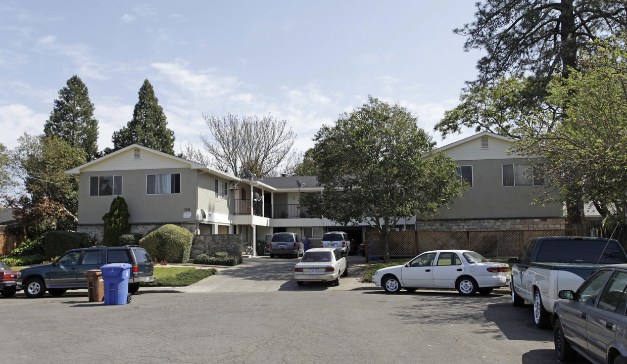 1095 Crinella Ct in St Helena, CA - Building Photo