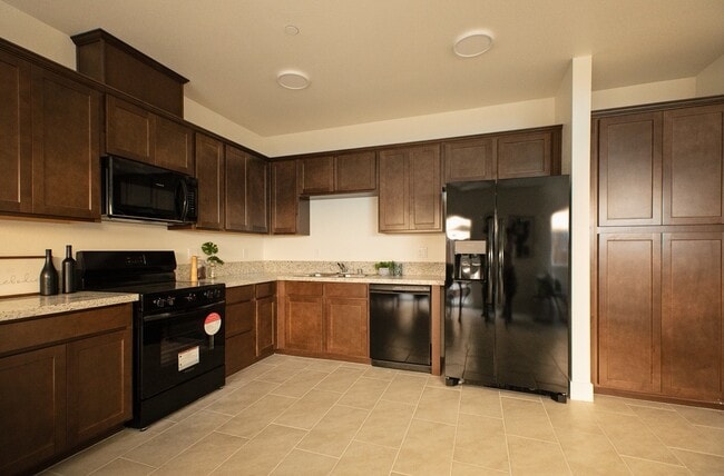 904 N Olive Ave in Turlock, CA - Building Photo - Building Photo