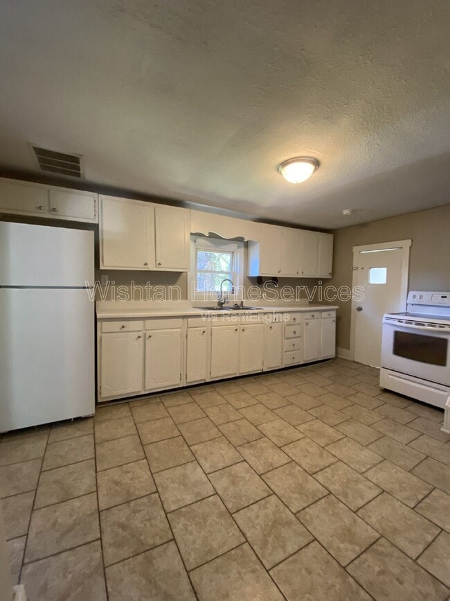 property at 617 W Calhoun St