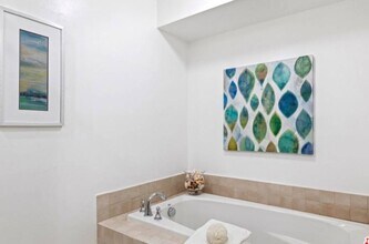 11120 Queensland St, Unit E47 in Los Angeles, CA - Building Photo - Building Photo