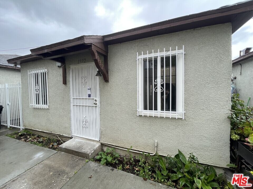 1932 W Manchester Ave in Los Angeles, CA - Building Photo