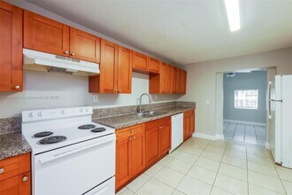 5740 Douglas St in Hollywood, FL - Building Photo - Building Photo