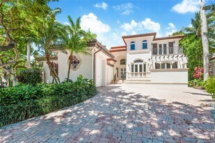 13680 Deering Bay Dr in Coral Gables, FL - Building Photo