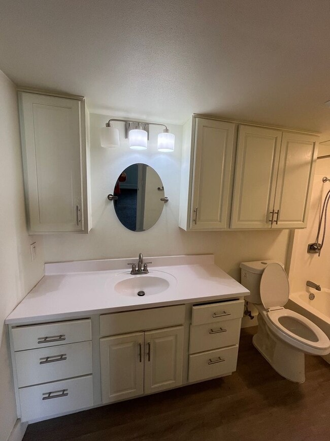 7290 W Dean Rd in Milwaukee, WI - Foto de edificio - Building Photo