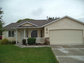 410 W Mule Ct in Kuna, ID - Building Photo