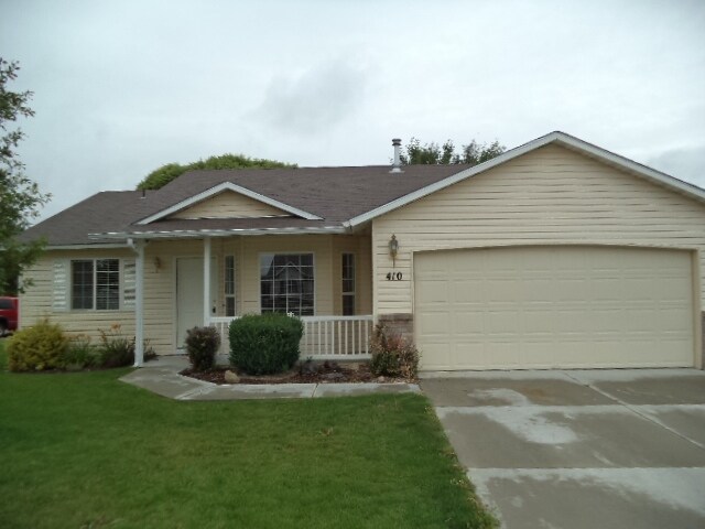 410 W Mule Ct in Kuna, ID - Building Photo
