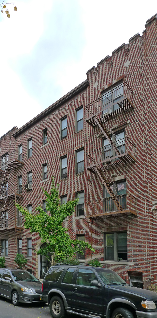 45-19 42nd St in Sunnyside, NY - Foto de edificio - Building Photo