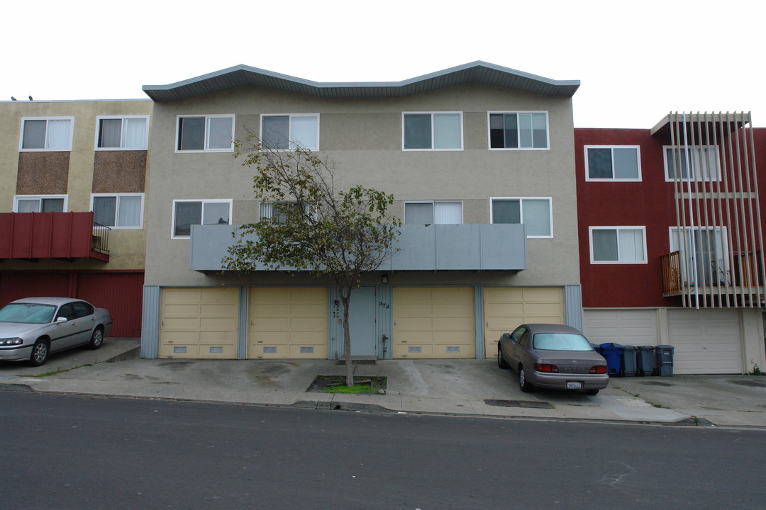 372 Susie Way in South San Francisco, CA - Foto de edificio