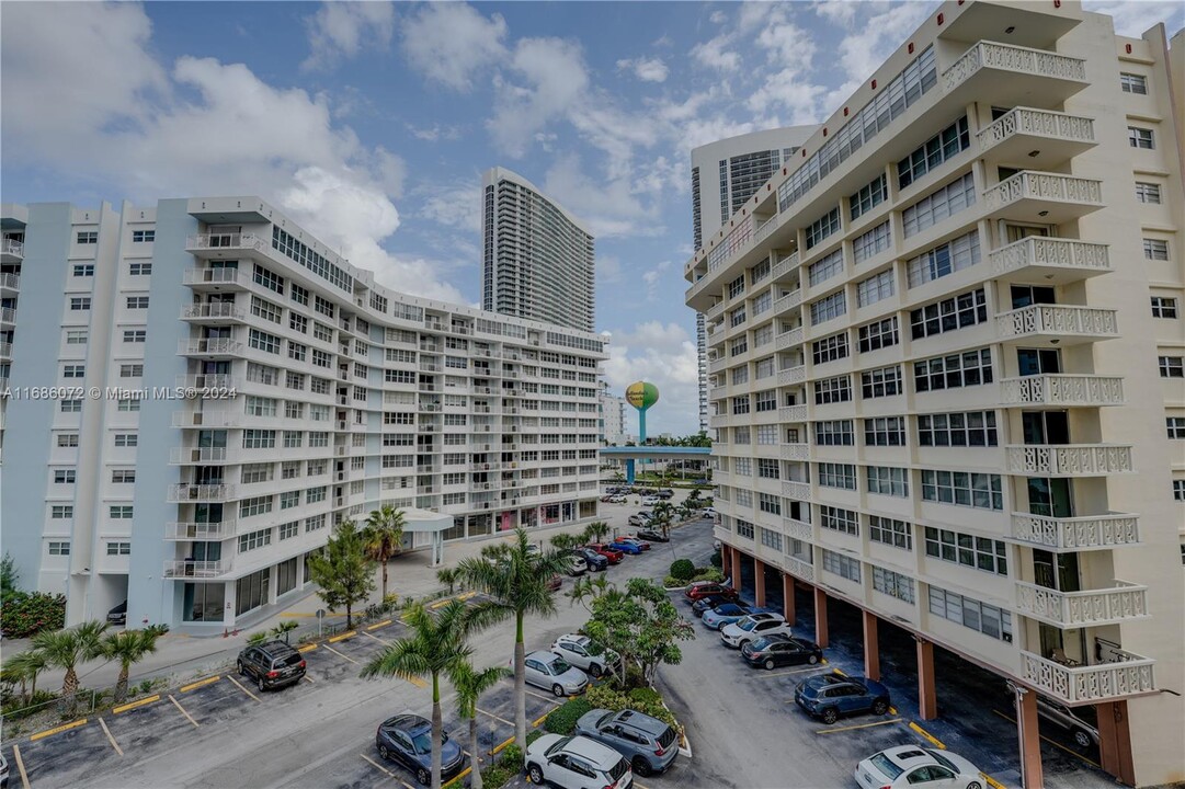 1817 S Ocean Dr in Hallandale Beach, FL - Building Photo