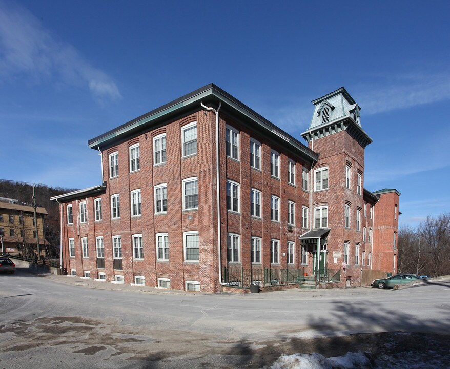 Gilbert Clock Apartments in Winsted, CT - Foto de edificio