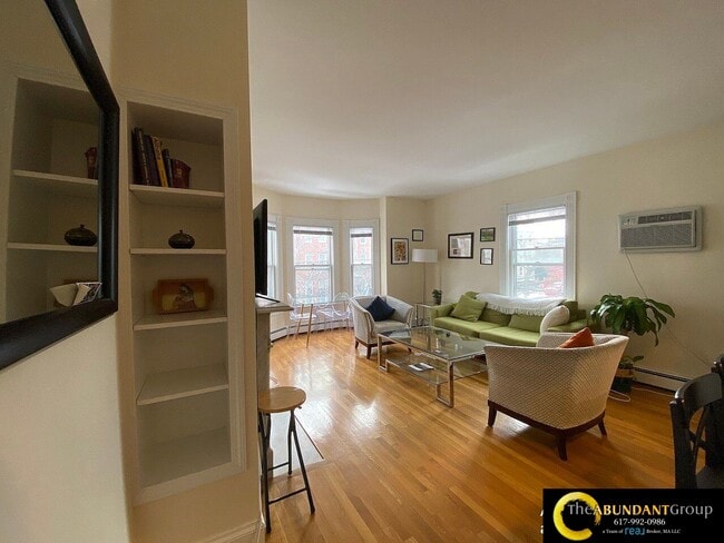 17 Centre St, Unit 2F, Unit 2F