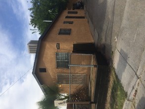 1718 Jefferson St in Bakersfield, CA - Foto de edificio - Building Photo