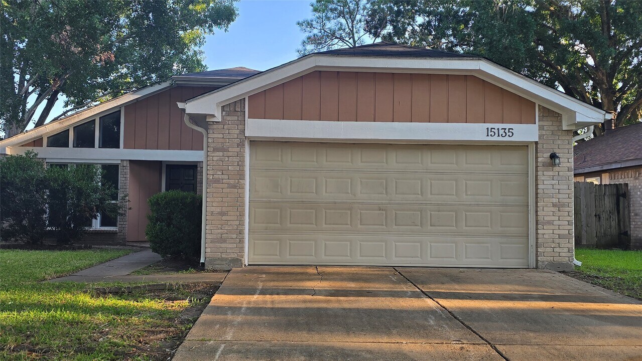15135 Beechnut St in Houston, TX - Building Photo