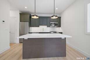 100 W Main St in Chester, CT - Building Photo