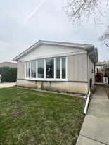 7250 N Crawford Ave in Lincolnwood, IL - Building Photo